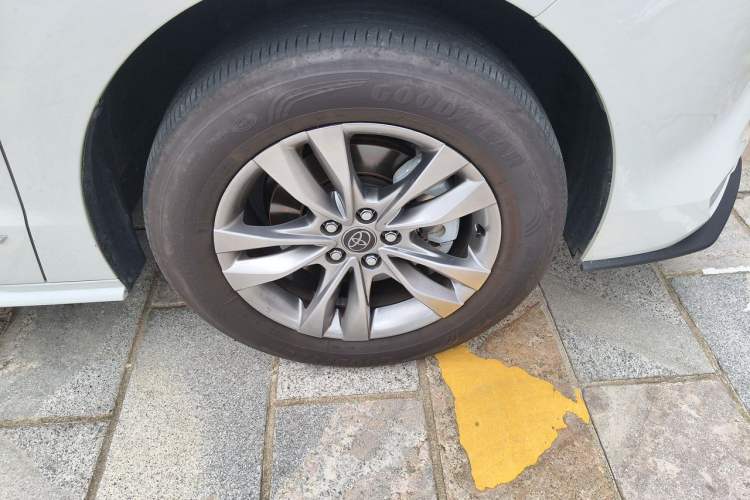 Used Toyota SIENNA 2024 2.5L Hybrid Comfort Edition Right Front Wheel Hub