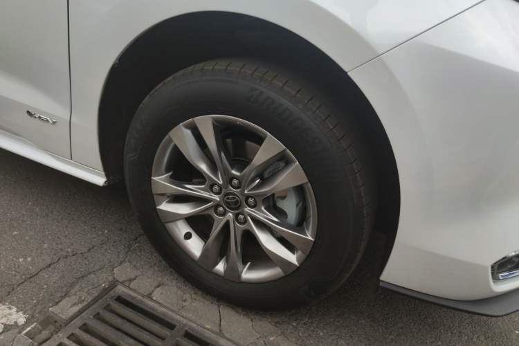 Used Toyota SIENNA 2024 2.5L Hybrid Comfort Edition Right Front Wheel Hub