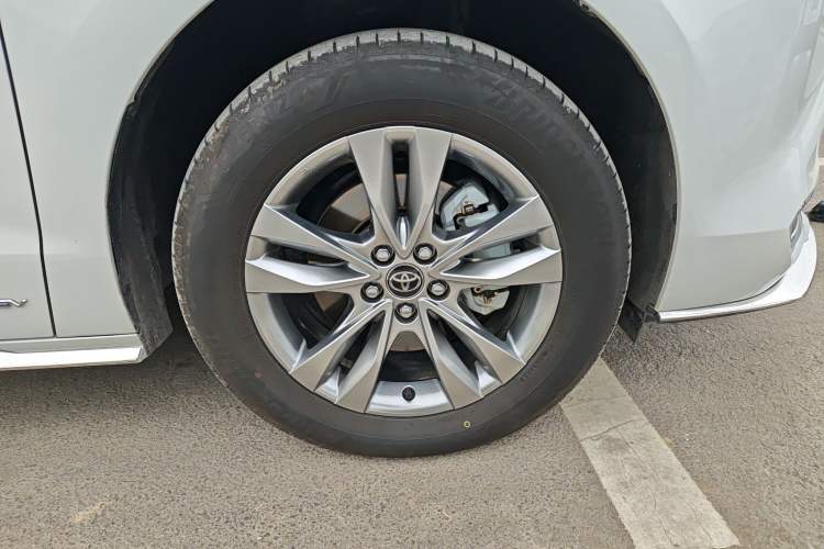 Used Toyota SIENNA 2024 2.5L Hybrid Comfort Edition Right Front Wheel Hub