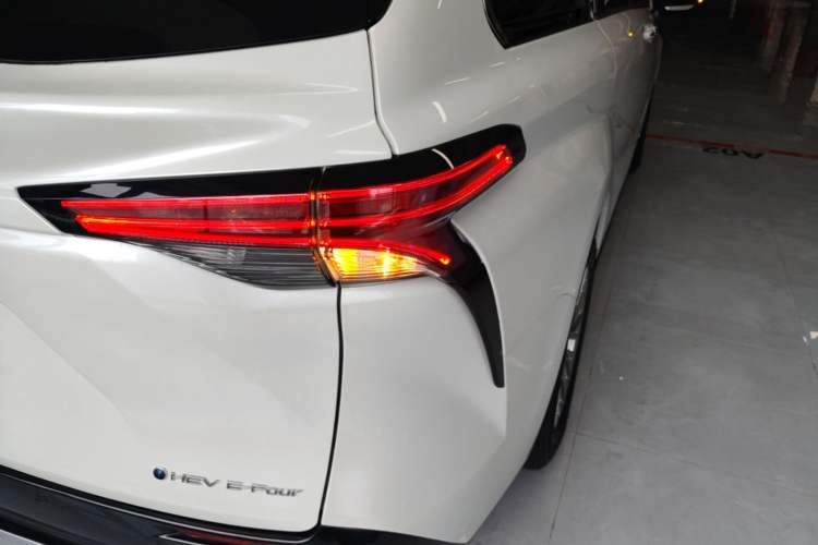 Used Toyota SIENNA 2024 2.5L Hybrid Four-Wheel Drive Prestige Edition Right Rear Taillight