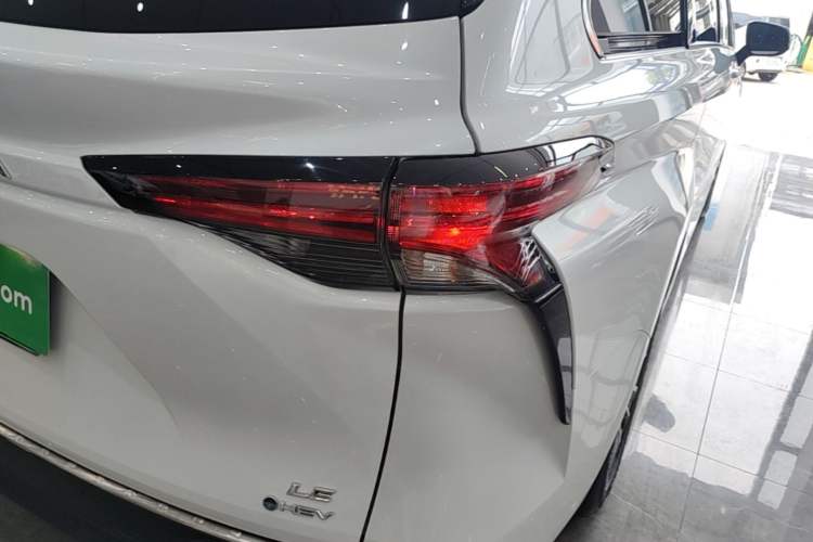Used Toyota SIENNA 2024 2.5L Hybrid Comfort Edition Right Rear Taillight