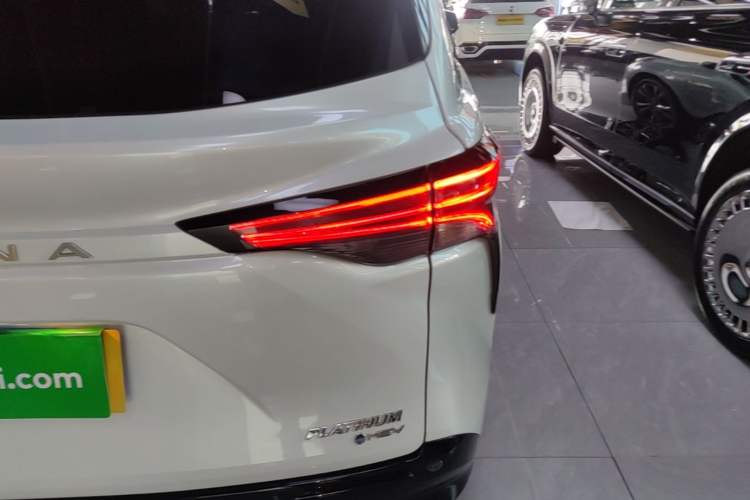 Used Toyota SIENNA 2024 2.5L Hybrid Platinum Edition Right Rear Taillight