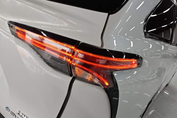 Used Toyota SIENNA 2024 2.5L Hybrid Four-Wheel Drive Prestige Edition Right Rear Taillight