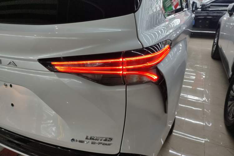 Used Toyota SIENNA 2024 2.5L Hybrid Four-Wheel Drive Prestige Edition Right Rear Taillight