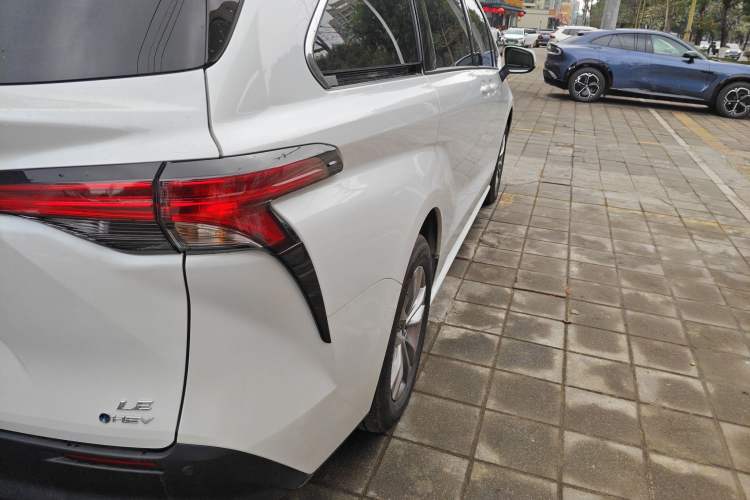 Used Toyota SIENNA 2024 2.5L Hybrid Comfort Edition Right Rear Taillight