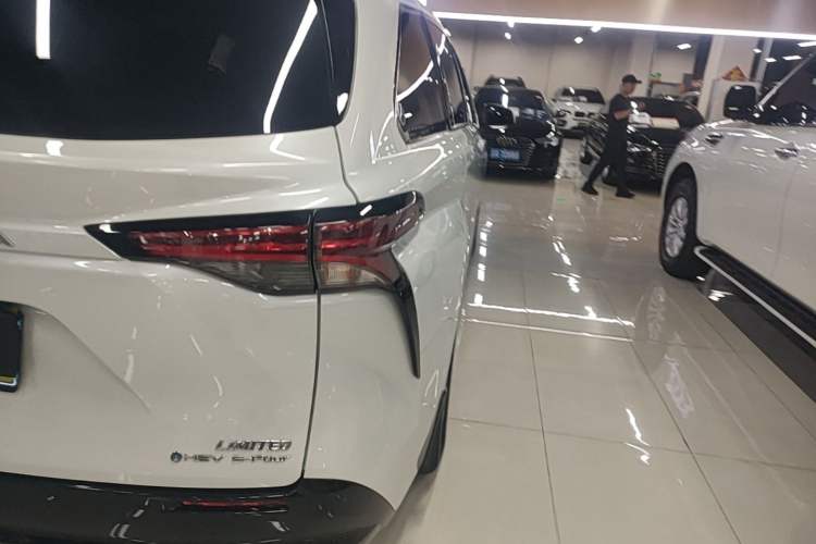 Used Toyota SIENNA 2024 2.5L Hybrid Four-Wheel Drive Prestige Edition Right Rear Taillight
