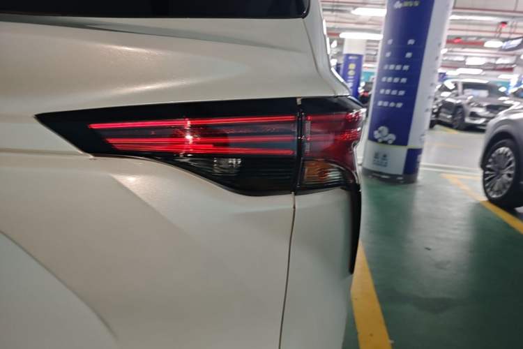 Used Toyota SIENNA 2024 2.5L Hybrid Four-Wheel Drive Prestige Edition Right Rear Taillight