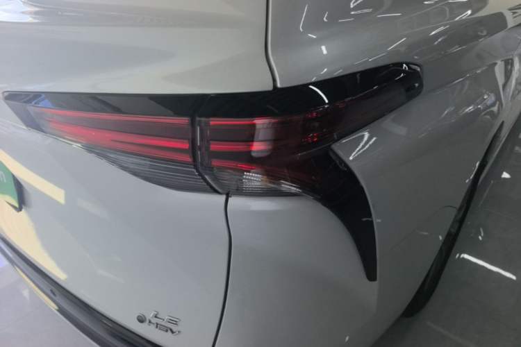 Used Toyota SIENNA 2024 2.5L Hybrid Comfort Edition Right Rear Taillight