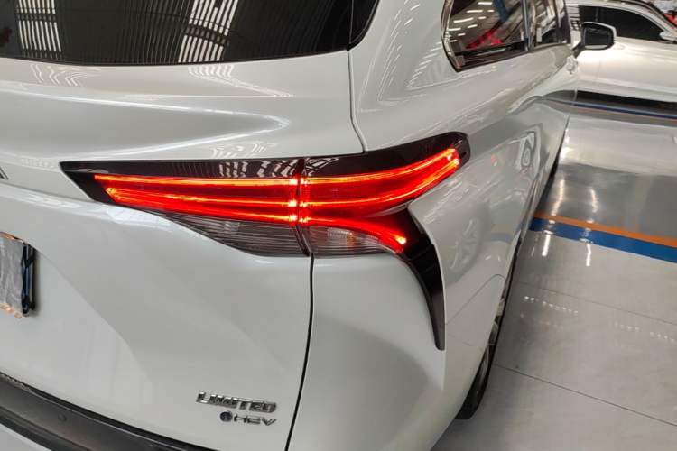 Used Toyota SIENNA 2024 2.5L Hybrid Luxury Edition Right Rear Taillight