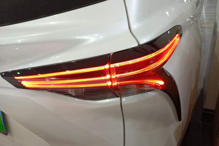 Used Toyota SIENNA 2024 2.5L Hybrid Four-Wheel Drive Prestige Edition Right Rear Taillight