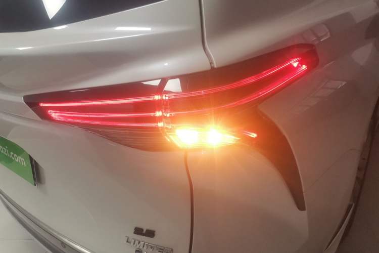 Used Toyota SIENNA 2024 2.5L Hybrid Luxury Edition Right Rear Taillight