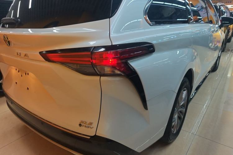 Used Toyota SIENNA 2024 2.5L Hybrid Luxury Edition Right Rear Taillight