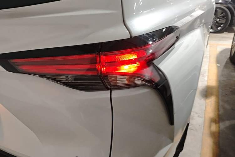 Used Toyota SIENNA 2024 2.5L Hybrid Luxury Edition Right Rear Taillight