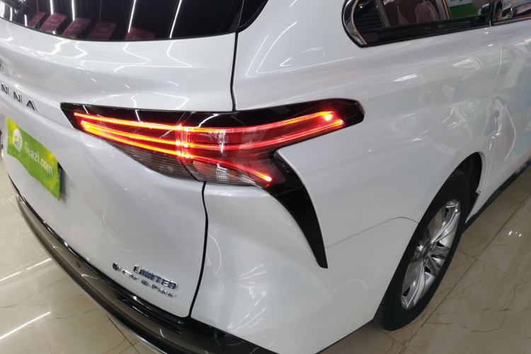 Used Toyota SIENNA 2024 2.5L Hybrid Four-Wheel Drive Prestige Edition Right Rear Taillight
