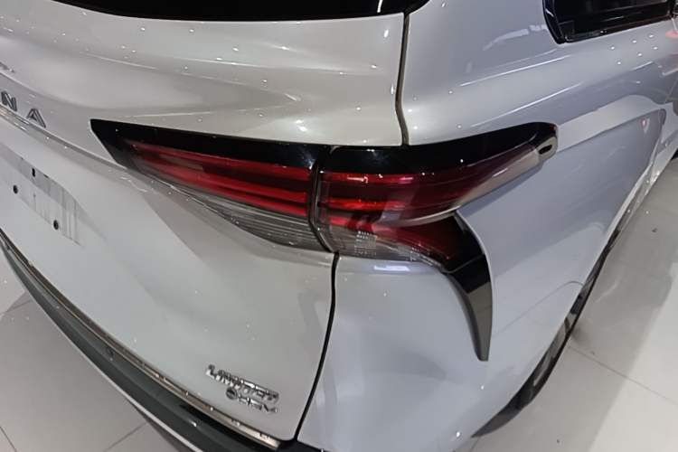 Used Toyota SIENNA 2024 2.5L Hybrid Luxury Edition Right Rear Taillight
