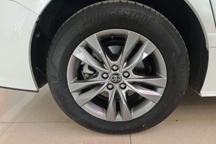Used Toyota SIENNA 2024 2.5L Hybrid Comfort Edition Right Rear Wheel Hub