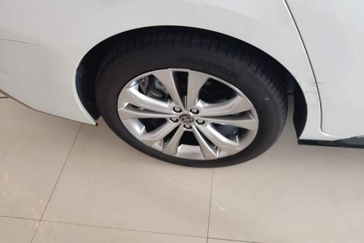 Used Toyota SIENNA 2024 2.5L Hybrid Platinum Edition Right Rear Wheel Hub