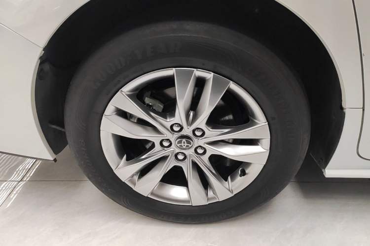 Used Toyota SIENNA 2024 2.5L Hybrid Comfort Edition Right Rear Wheel Hub