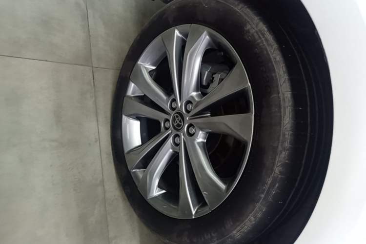 Used Toyota SIENNA 2024 2.5L Hybrid Prestige Deluxe Edition Right Rear Wheel Hub