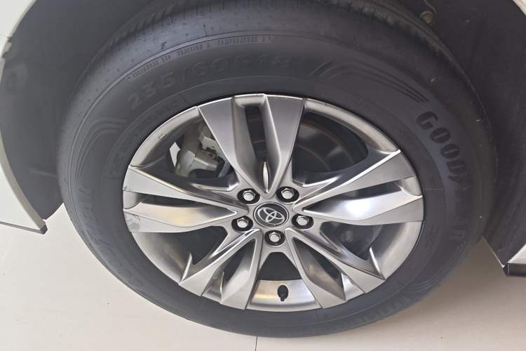 Used Toyota SIENNA 2024 2.5L Hybrid Luxury Edition Right Rear Wheel Hub