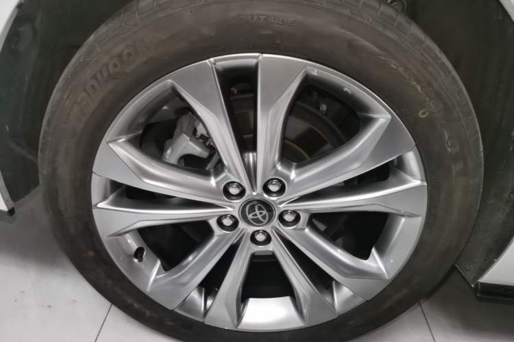 Used Toyota SIENNA 2024 2.5L Hybrid Prestige Deluxe Edition Right Rear Wheel Hub