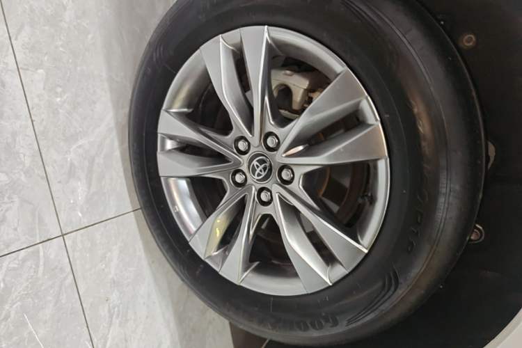 Used Toyota SIENNA 2024 2.5L Hybrid Comfort Edition Right Rear Wheel Hub