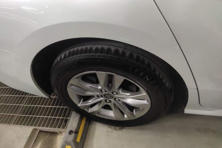 Used Toyota SIENNA 2024 2.5L Hybrid Comfort Edition Right Rear Wheel Hub