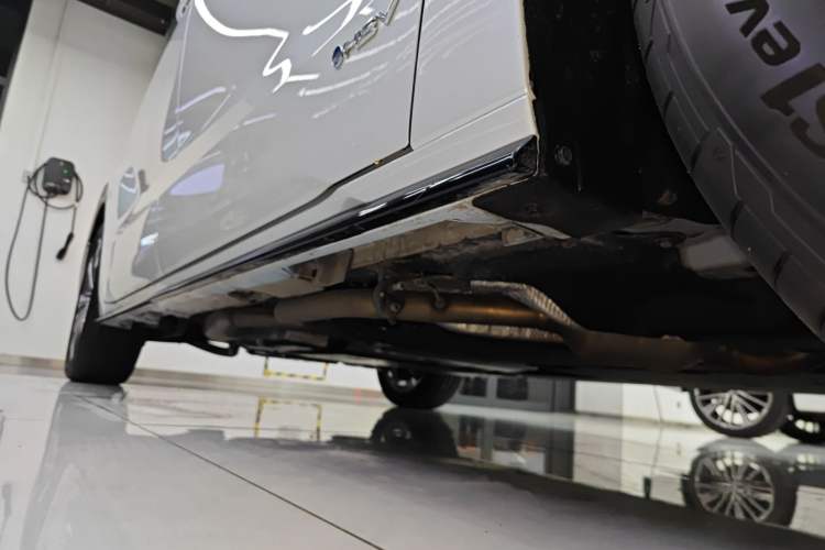 Used Toyota SIENNA 2024 2.5L Hybrid Prestige Deluxe Edition Right Side Sill