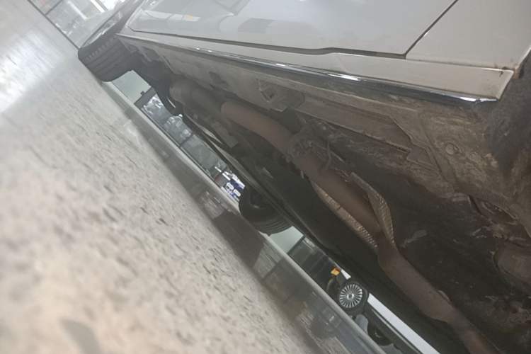 Used Toyota SIENNA 2024 2.5L Hybrid Four-Wheel Drive Prestige Edition Right Side Sill