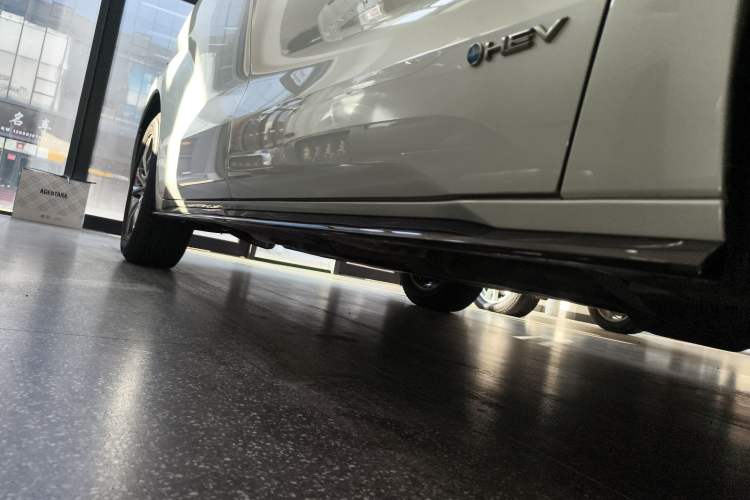 Used Toyota SIENNA 2024 2.5L Hybrid Four-Wheel Drive Prestige Edition Right Side Sill