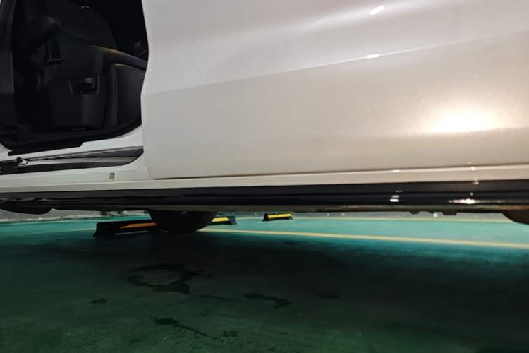 Used Toyota SIENNA 2024 2.5L Hybrid Four-Wheel Drive Prestige Edition Right Side Sill