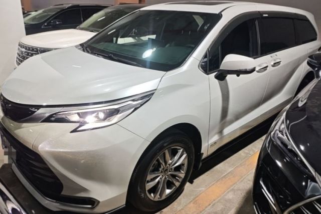 Used Toyota SIENNA 2024 2.5L Hybrid Luxury Edition