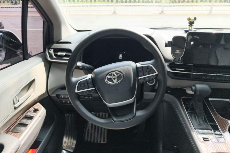Used Toyota SIENNA 2024 2.5L Hybrid Comfort Edition Steering Wheel