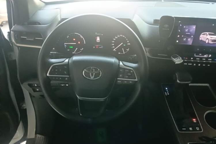 Used Toyota SIENNA 2024 2.5L Hybrid Luxury Edition Steering Wheel