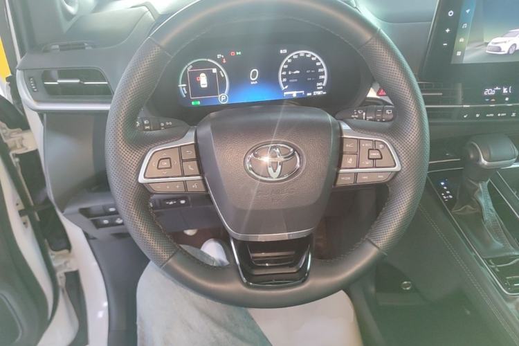 Used Toyota SIENNA 2024 2.5L Hybrid Platinum Edition Steering Wheel