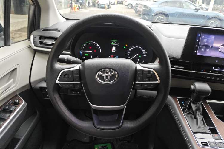 Used Toyota SIENNA 2024 2.5L Hybrid Comfort Edition Steering Wheel