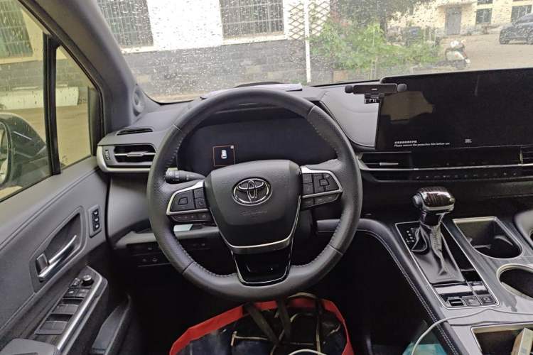Used Toyota SIENNA 2024 2.5L Hybrid Platinum Edition Steering Wheel