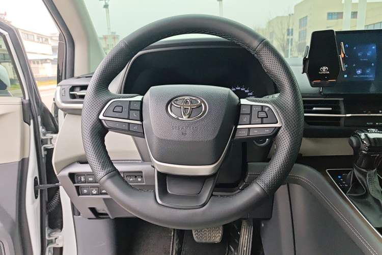 Used Toyota SIENNA 2024 2.5L Hybrid Comfort Edition Steering Wheel