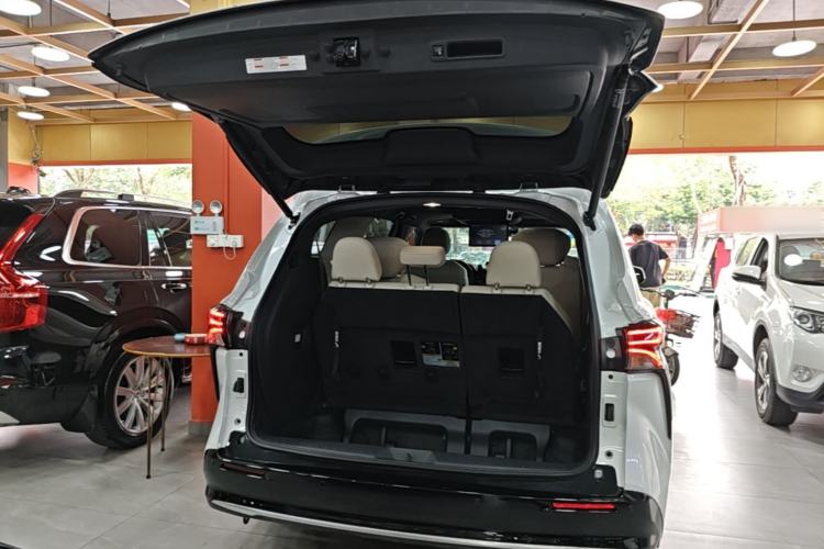 Used Toyota SIENNA 2024 2.5L Hybrid Platinum Edition Trunk