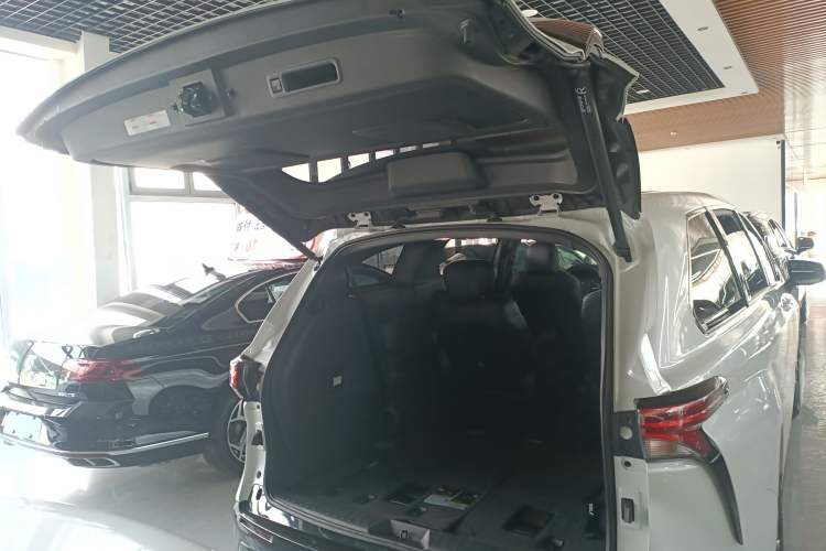Used Toyota SIENNA 2024 2.5L Hybrid Four-Wheel Drive Prestige Edition Trunk