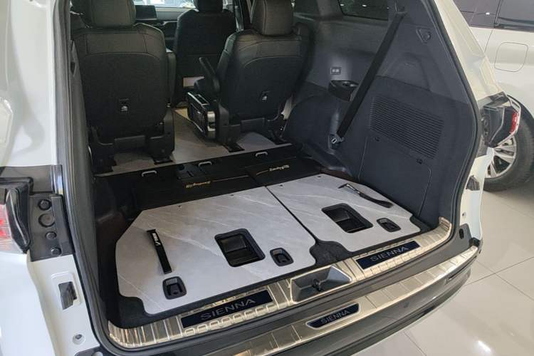 Used Toyota SIENNA 2024 2.5L Hybrid Four-Wheel Drive Luxury Edition Trunk