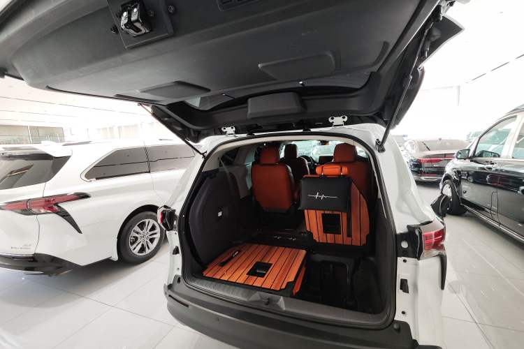 Used Toyota SIENNA 2024 2.5L Hybrid Comfort Edition Trunk