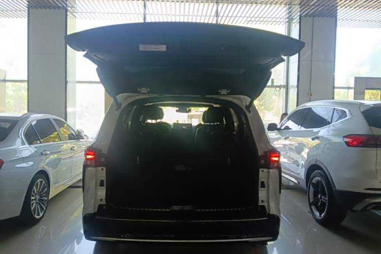 Used Toyota SIENNA 2024 2.5L Hybrid Luxury Edition Trunk