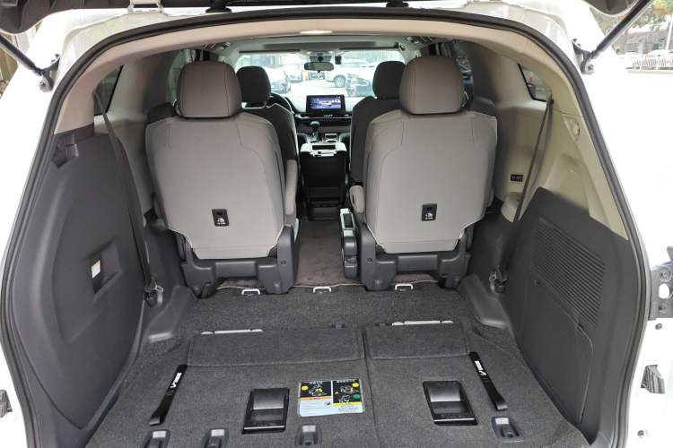 Used Toyota SIENNA 2024 2.5L Hybrid Comfort Edition Trunk