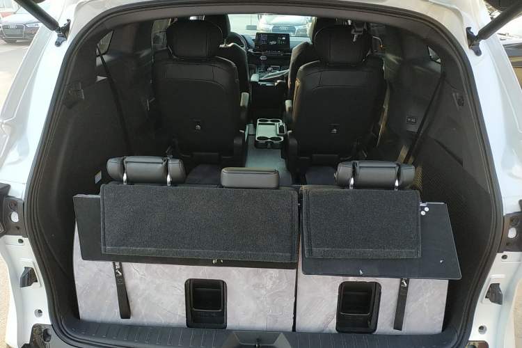 Used Toyota SIENNA 2024 2.5L Hybrid Luxury Edition Trunk