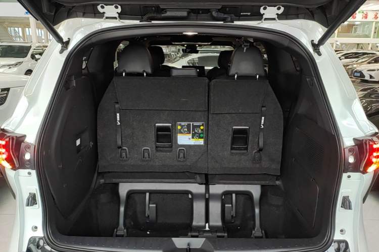 Used Toyota SIENNA 2024 2.5L Hybrid Luxury Edition Trunk