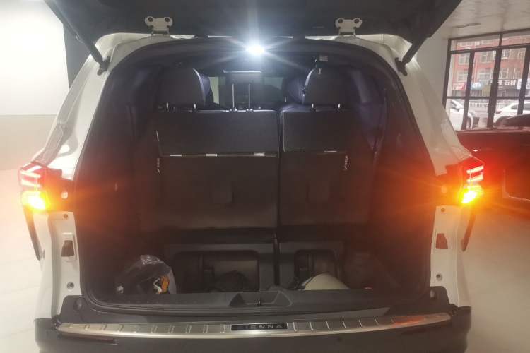 Used Toyota SIENNA 2024 2.5L Hybrid Luxury Edition Trunk