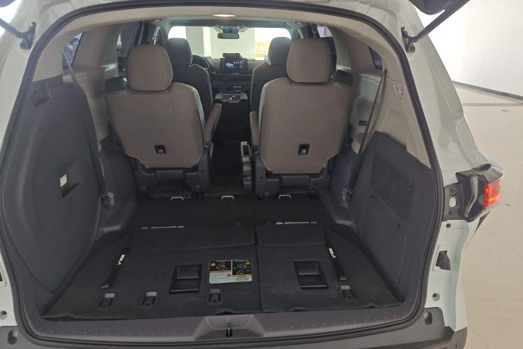 Used Toyota SIENNA 2024 2.5L Hybrid Comfort Edition Trunk