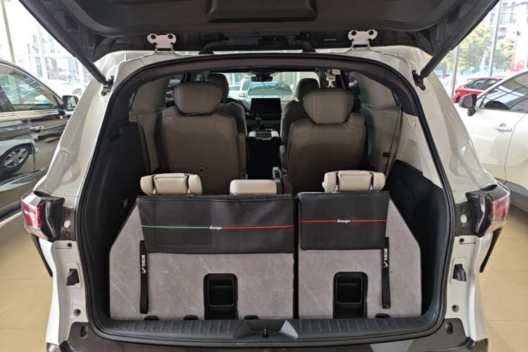 Used Toyota SIENNA 2024 2.5L Hybrid Four-Wheel Drive Prestige Edition Trunk