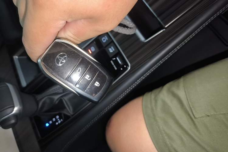 Used Toyota SIENNA 2024 2.5L Hybrid Luxury Edition Vehicle Key